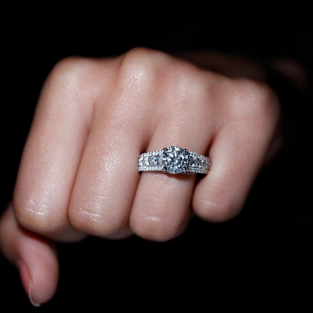 925 Sterling Silver Moissanite Solitaire Engagement Ring with Side Stones Q53403